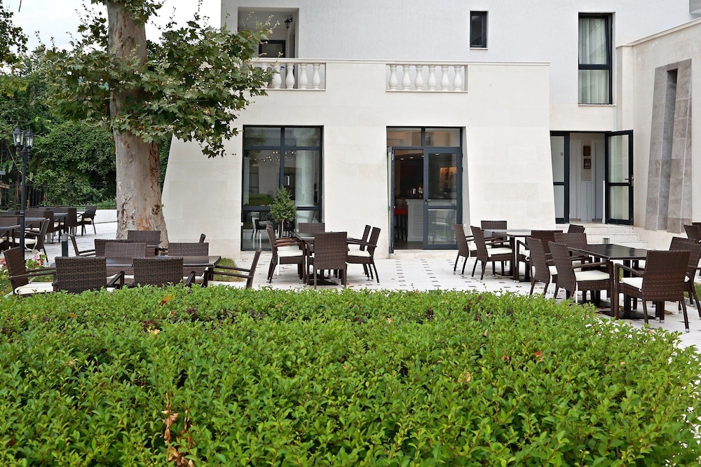 White Rock Castle Suite Hotel & Spa 45/47