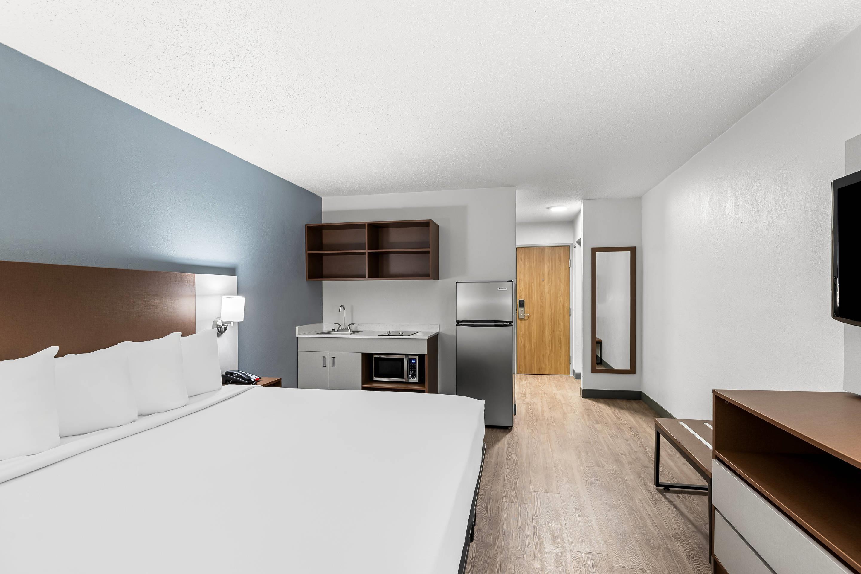 غرفة بسرير كينج