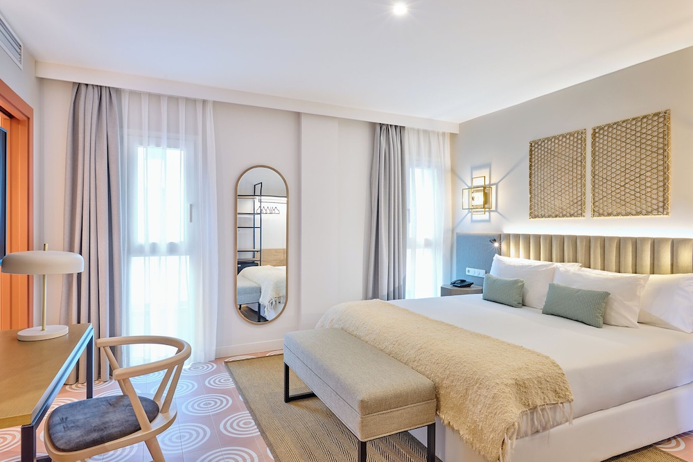 ROOM, DOUBLE BED