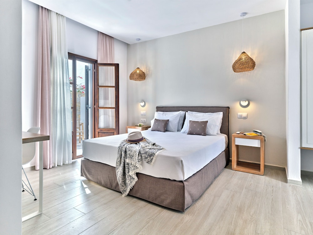 Suite, Queen Bed, Outdoor Jetted Tub