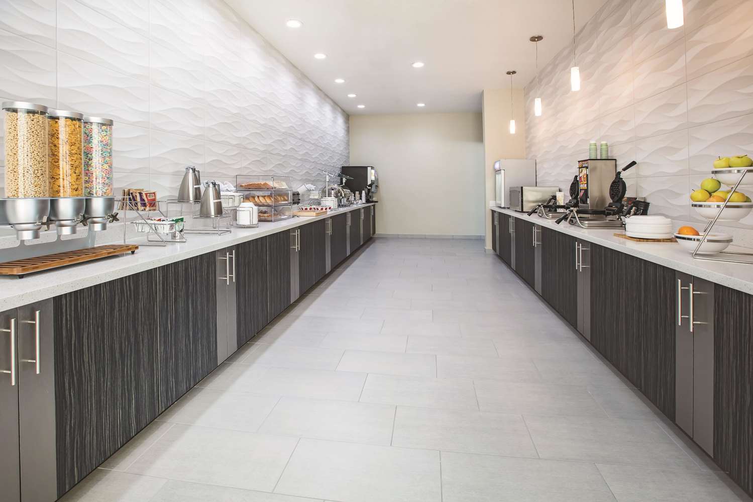 La Quinta Inn & Suites by Wyndham Dallas Plano - The Colony 3/20