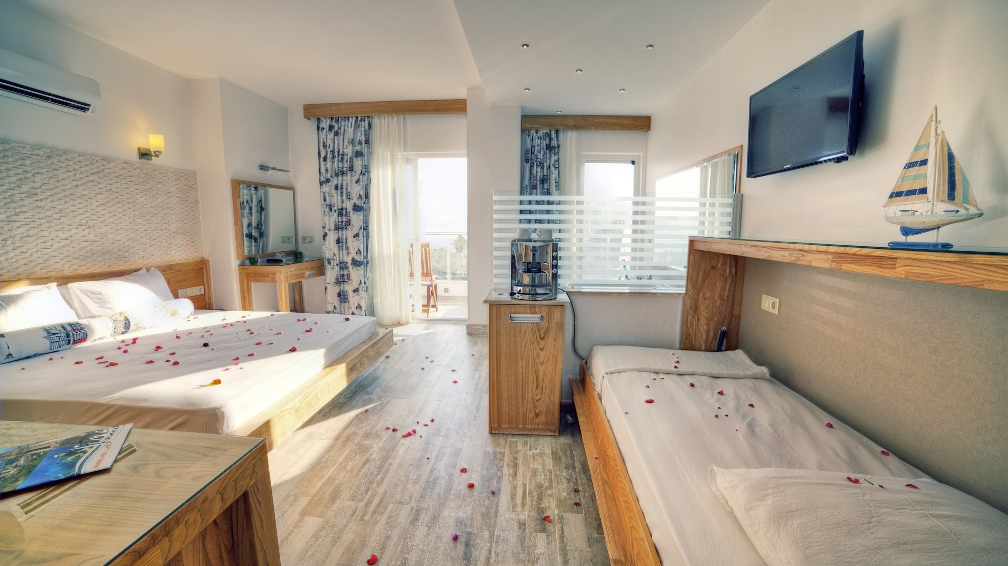 HONEYMOON, DOUBLE BED, SEA VIEW, JETTED TUB