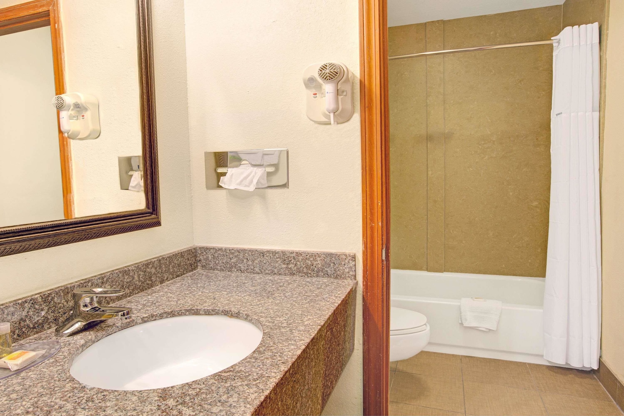 غرفة قياسية بسرير كينج، Days Inn by Wyndham Mooresville Lake Norman 3/4