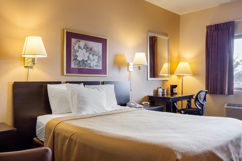Econo Lodge Luverne I-90 15/27