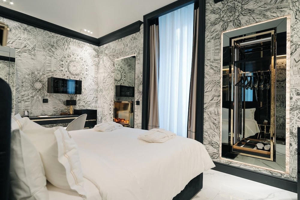 DELUXE, KING BED, CITY VIEW