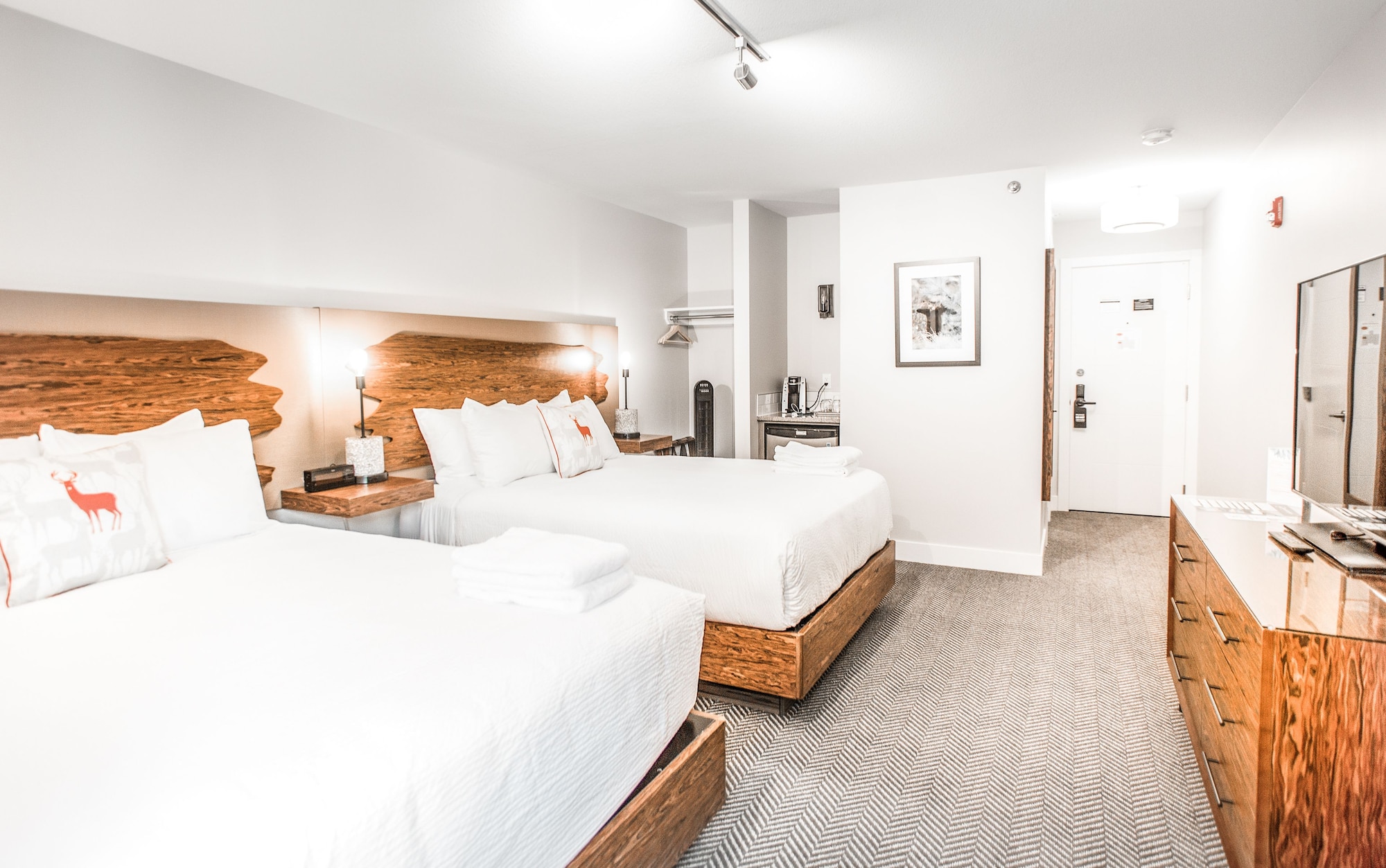ROOM, DOUBLE BED
