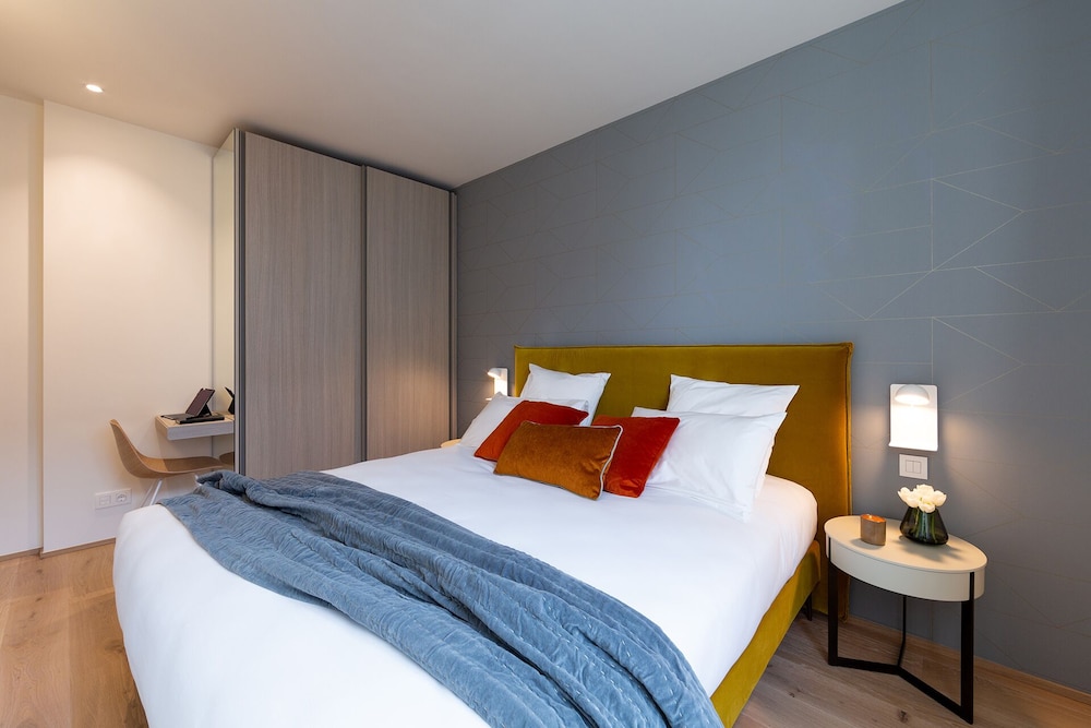 2 BEDROOMS, PREMIER, APARTMENT