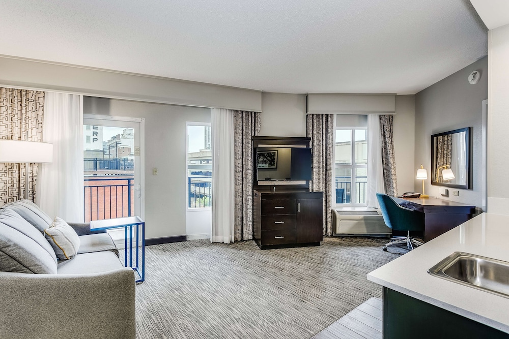 Hampton Inn & Suites Mobile- Downtown Historic District 32/56