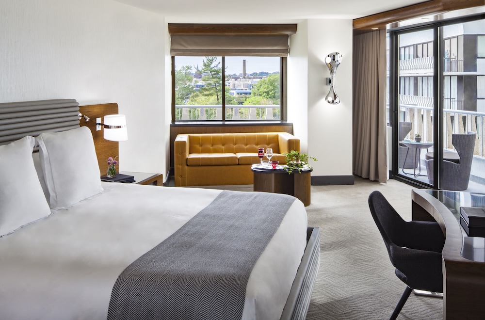 PREMIER, KING BED, RIVER VIEW