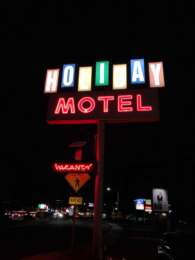 Holiday Motel 3/52