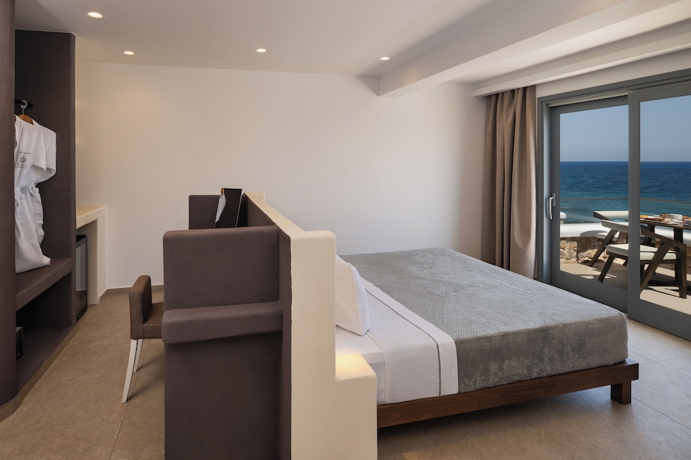 Aelia Luxury Suites 9/50