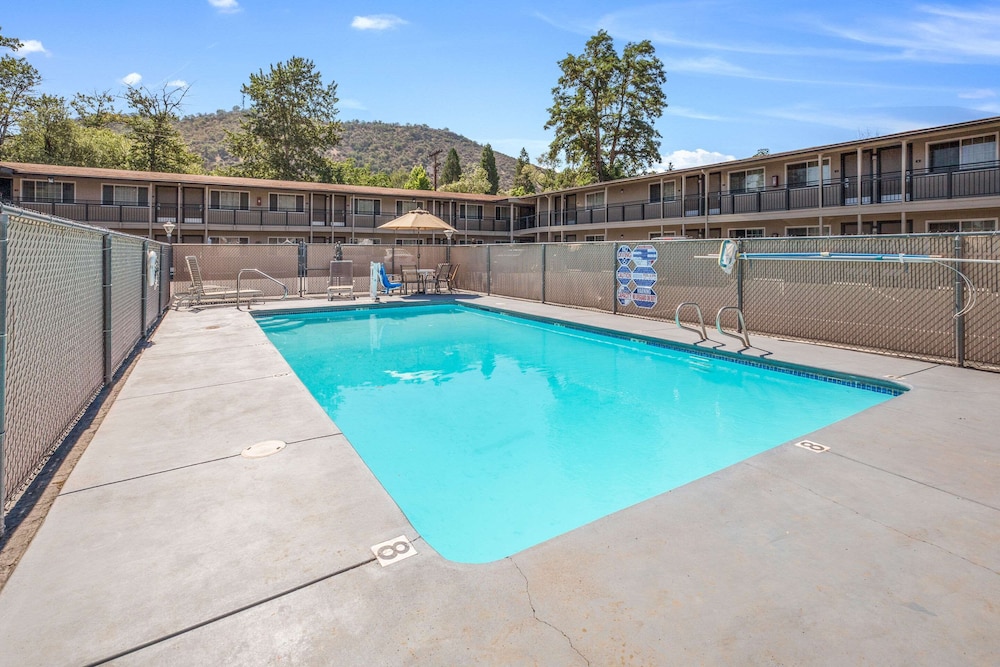 Econo Lodge Inn & Suites Yreka, CA 30/50