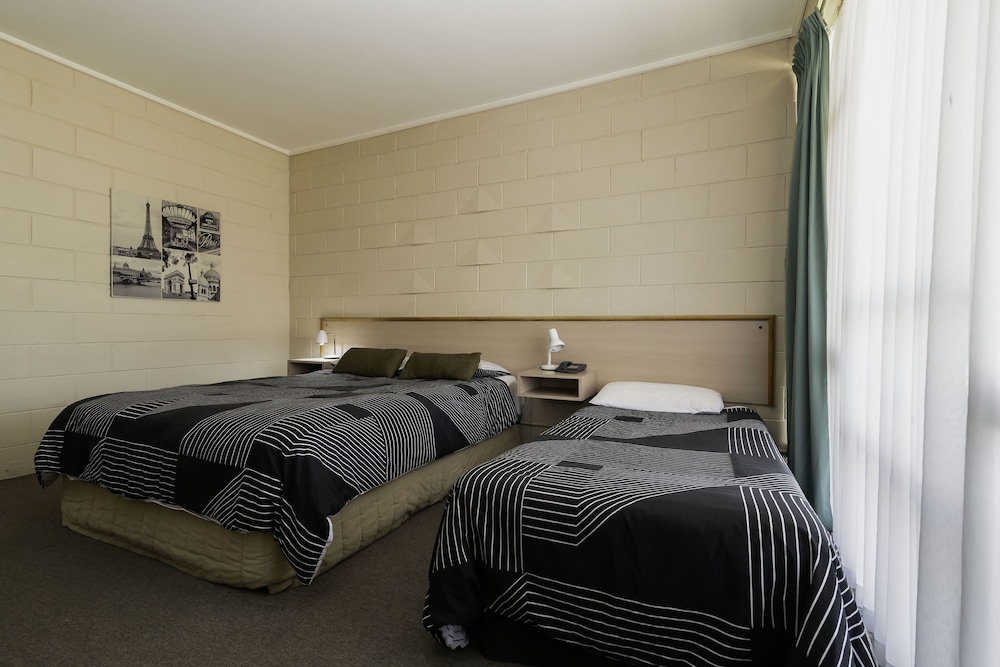 PRINCE MARK MOTOR INN 29/47