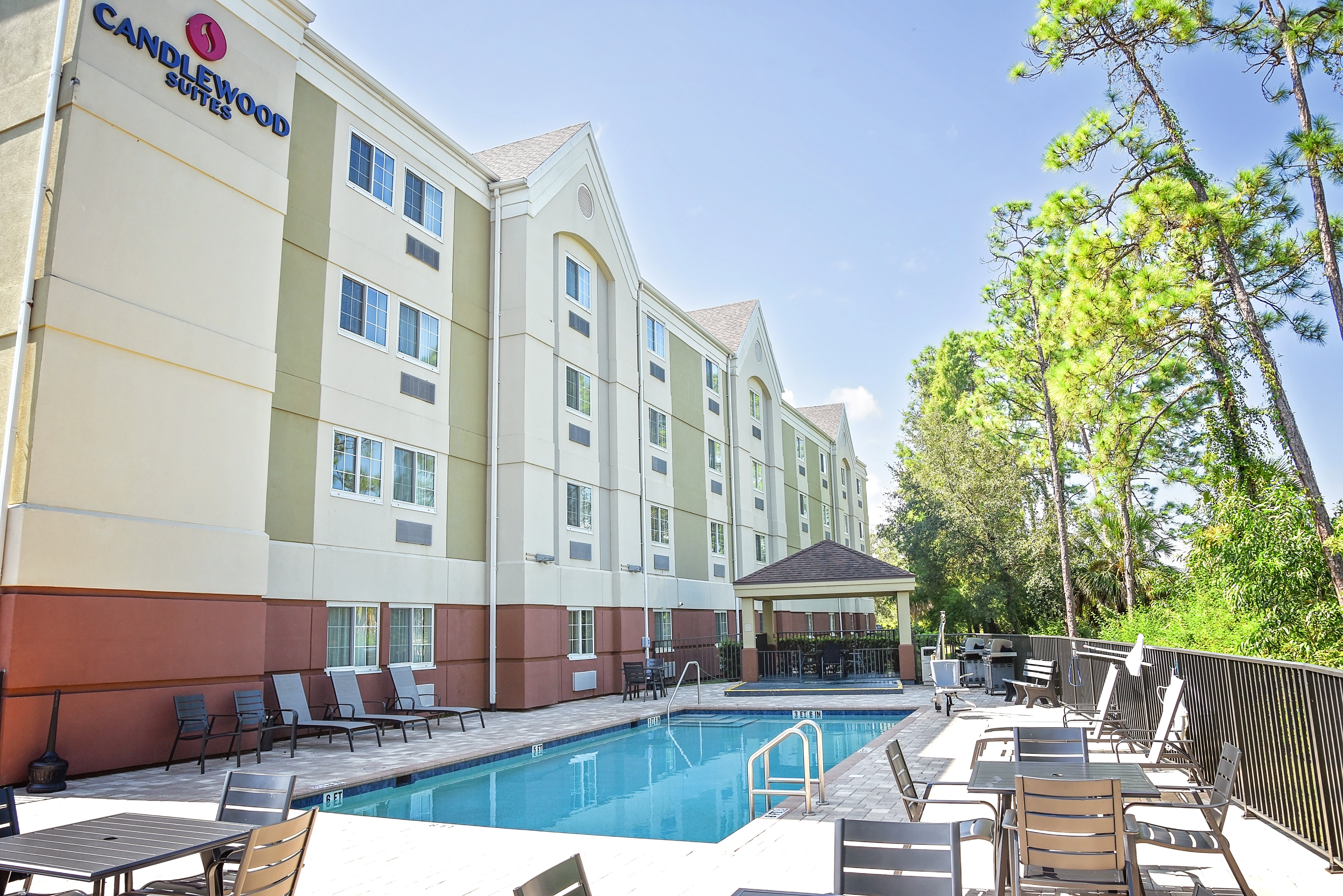 Candlewood Suites Ft Myers I 75 2/40