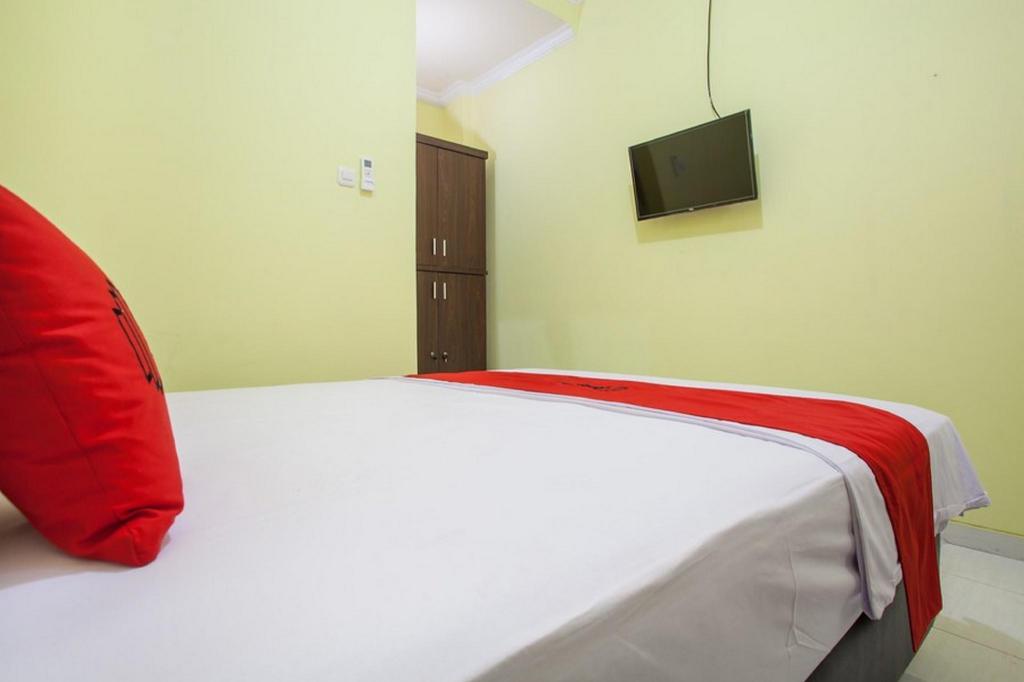 Reddoorz Near Petra University 2 17/34