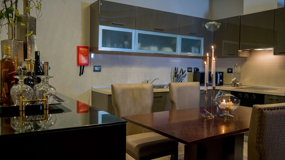 Oak Plaza Suites 59/66