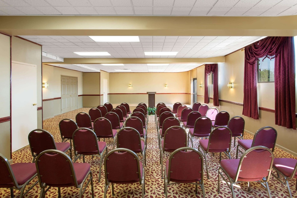 Days Inn by Wyndham Hillsborough 34/40
