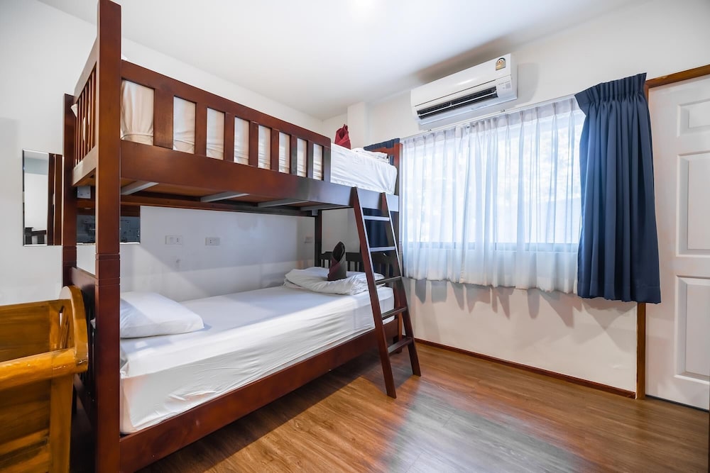 ROOM, QUADRUPLE
