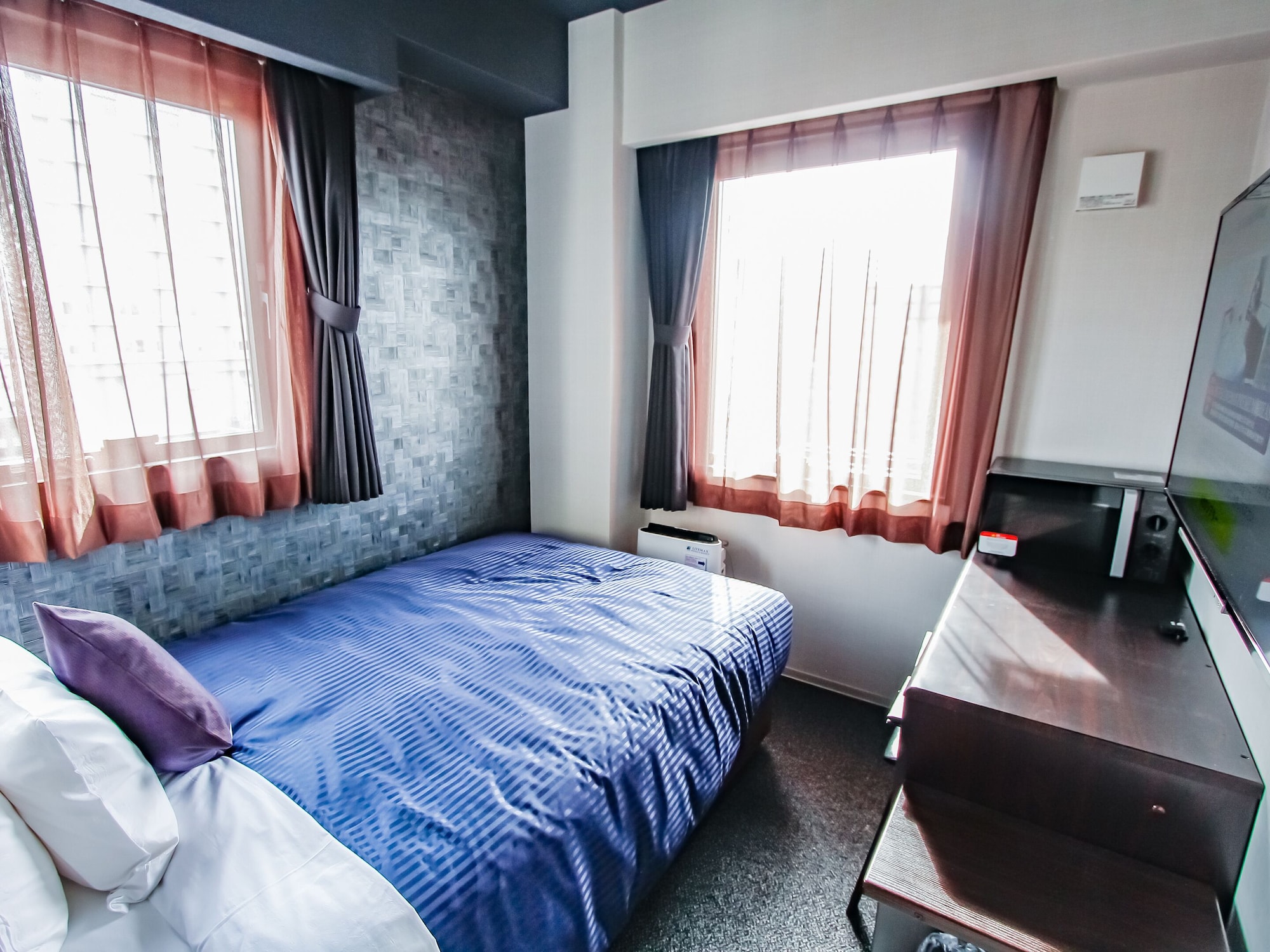 ROOM, SINGLE