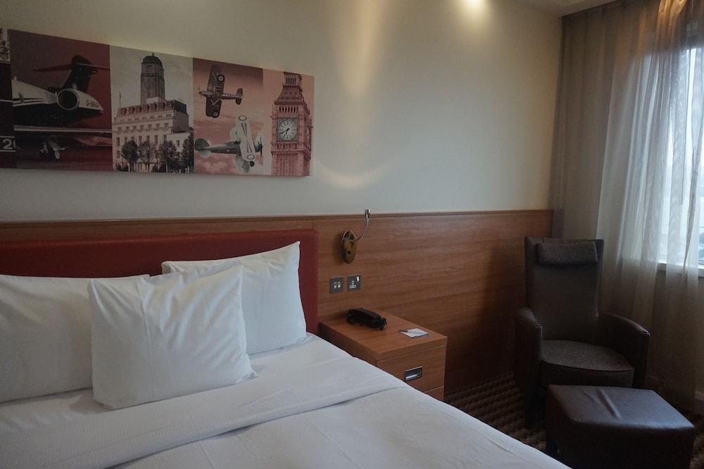 HAMPTON BY HILTON LONDON LUTON AIRPORT 18/50