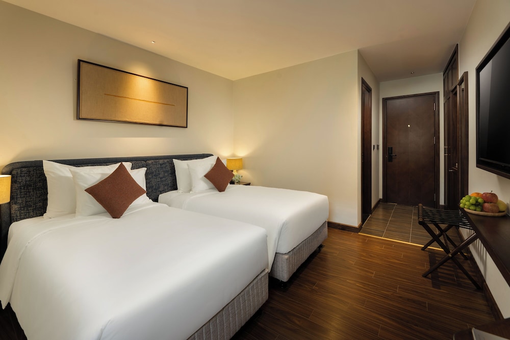EXECUTIVE, DOUBLE OR TWIN BED, CITY VIEW