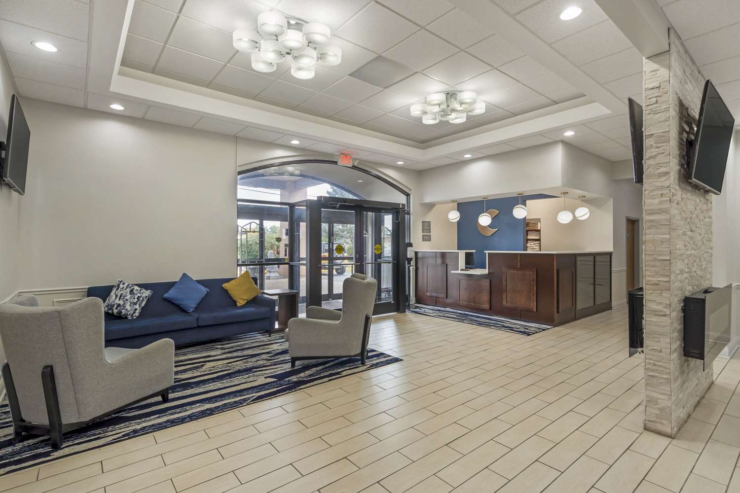 Comfort Inn & Suites Mundelein-Vernon Hills 4/19