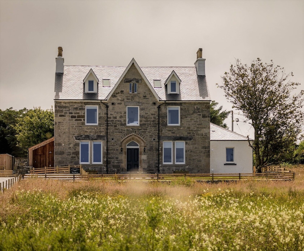 House Of Juniper - The Manse 33/34