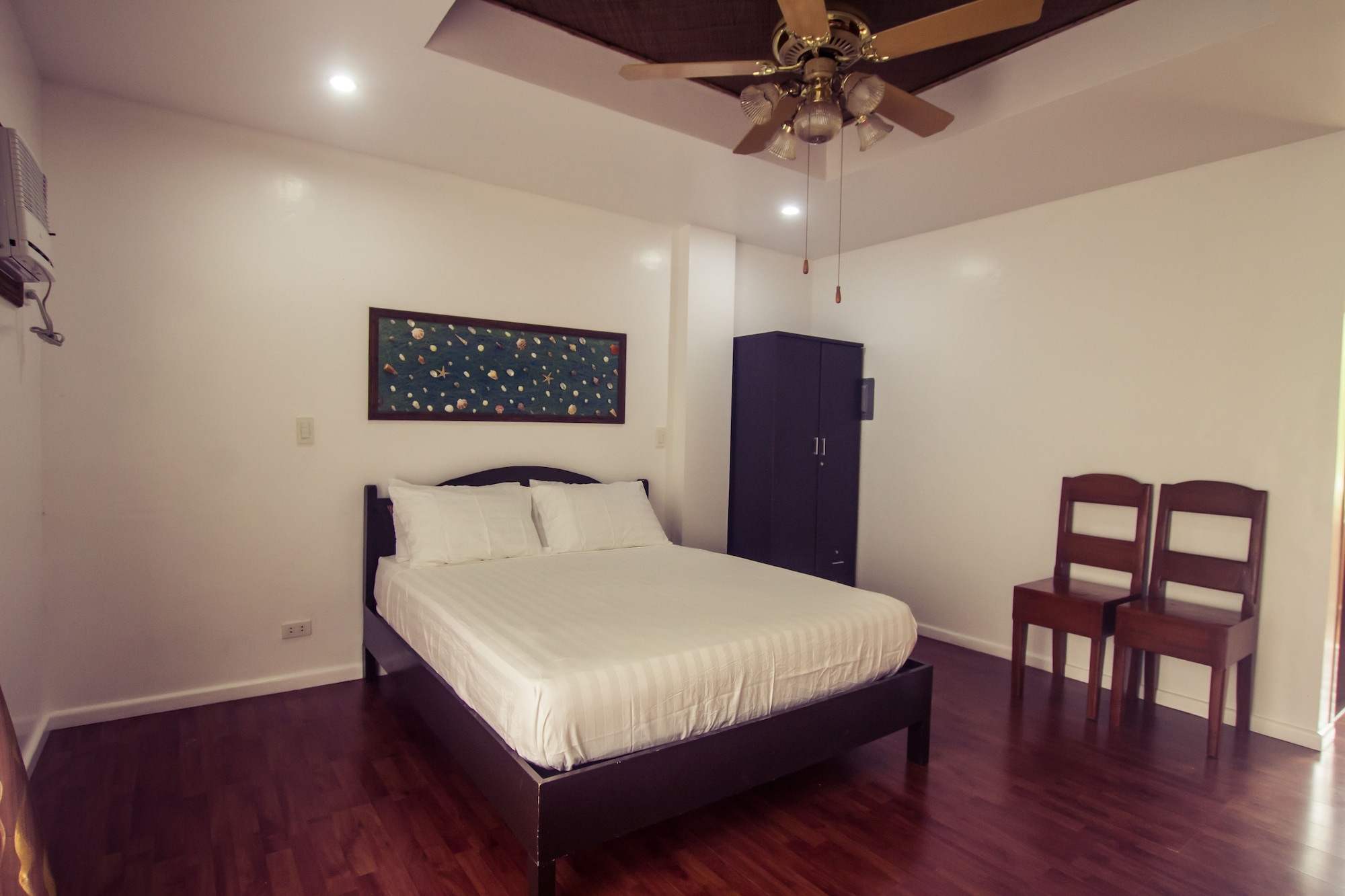 STANDARD, QUEEN BED, PARTIAL OCEAN VIEW