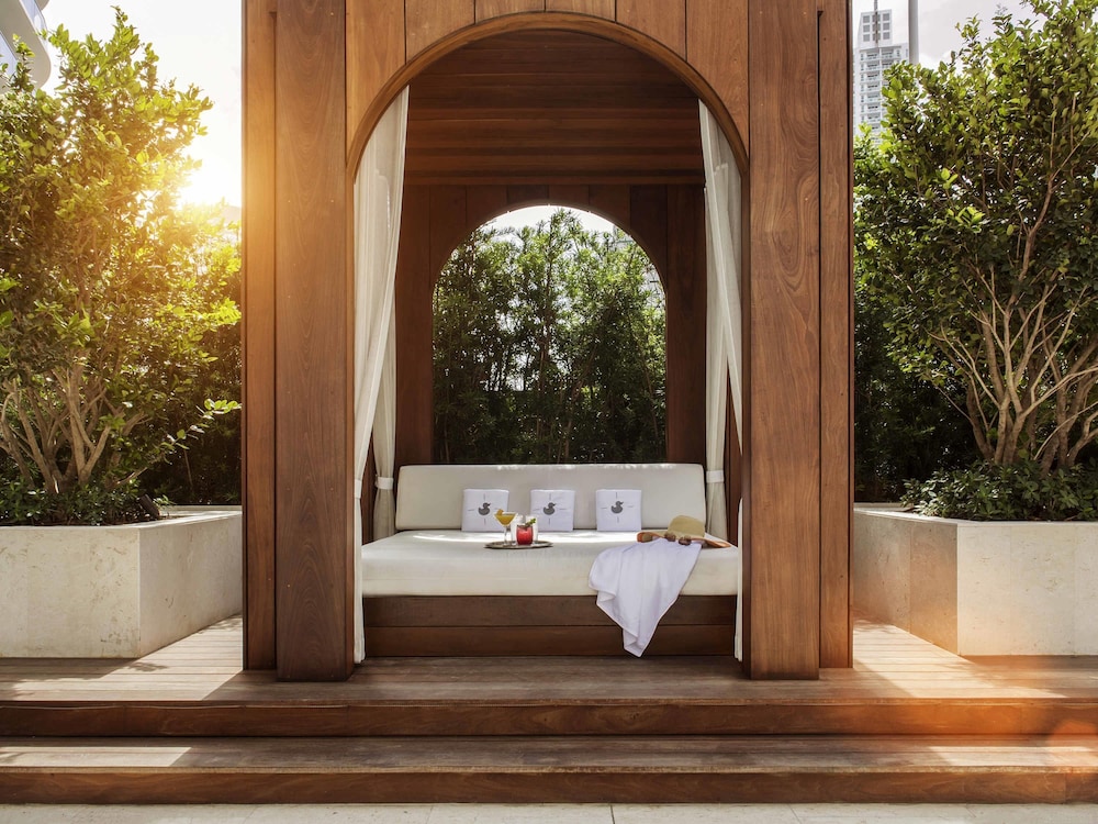 SLS LUX Brickell 37/60