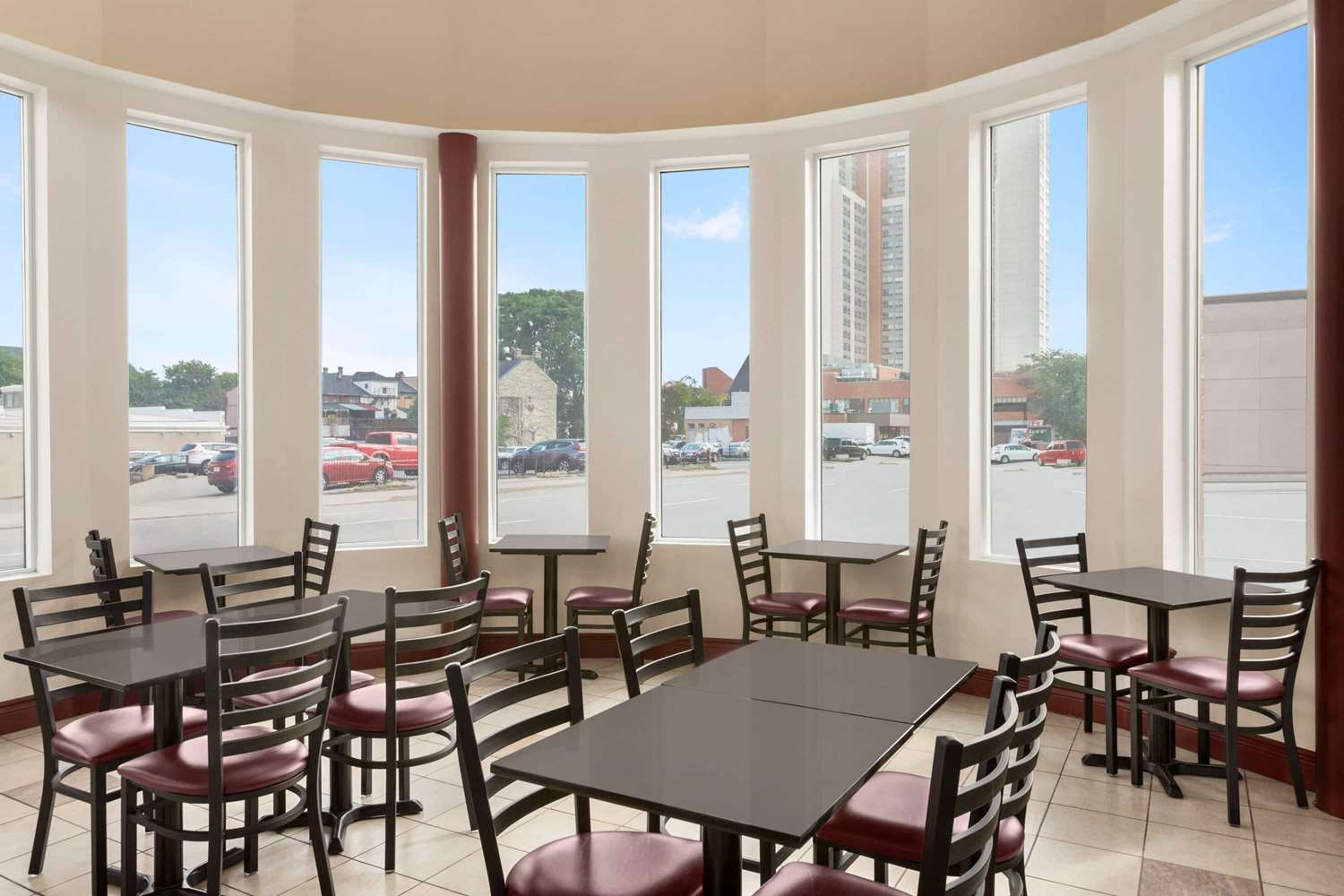Signature Inn & Suites Hamilton 17/20
