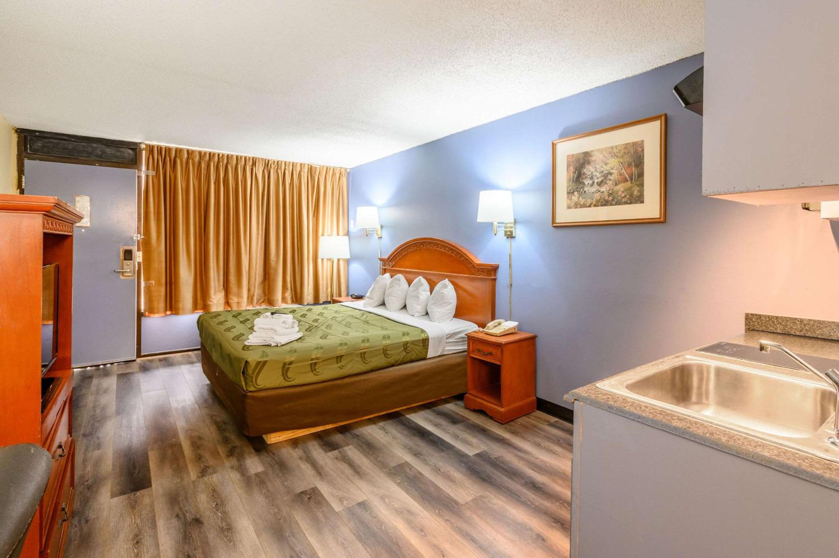 EFFICIENCY, KING BED
