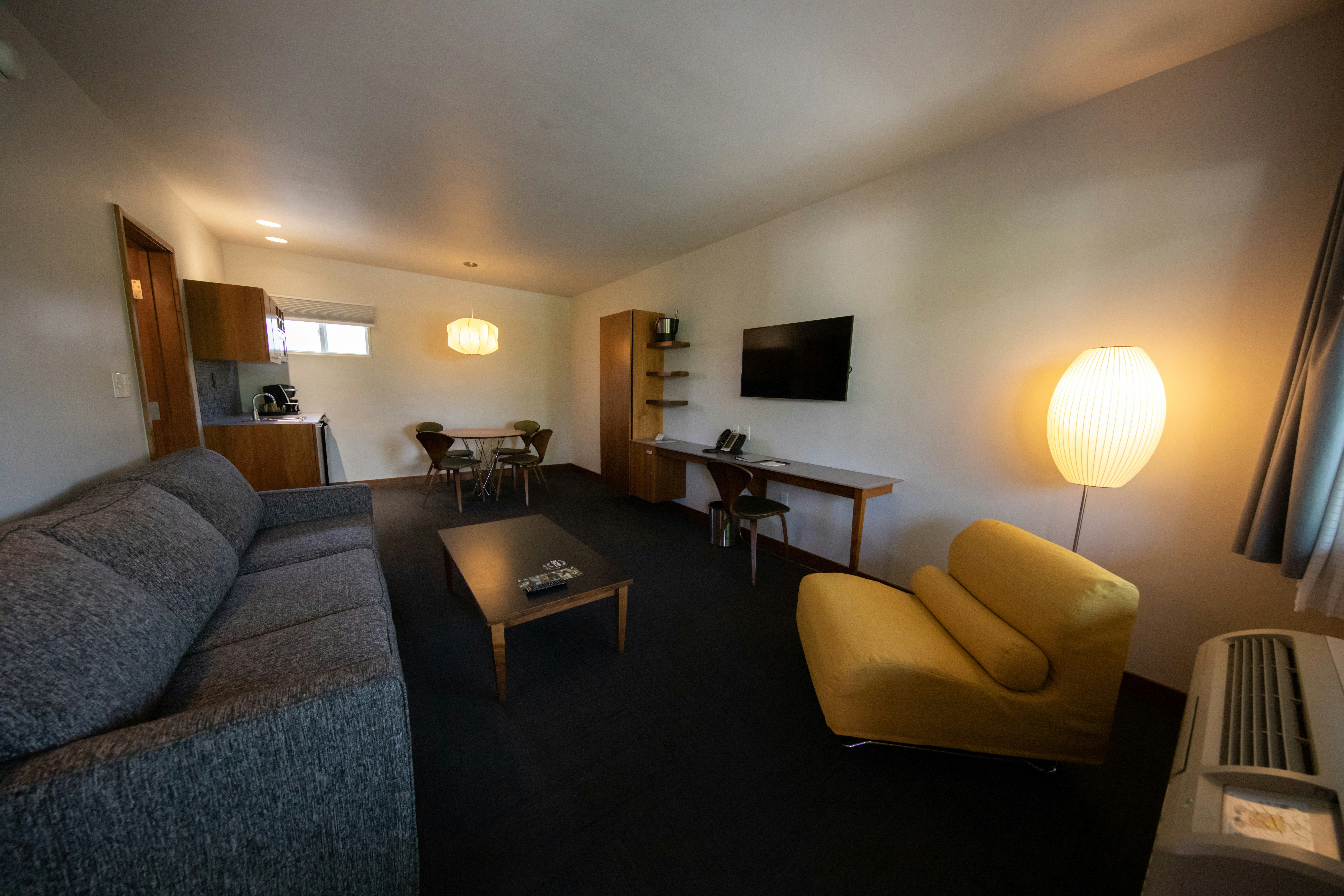 Modern Hotel And Bar 37/48