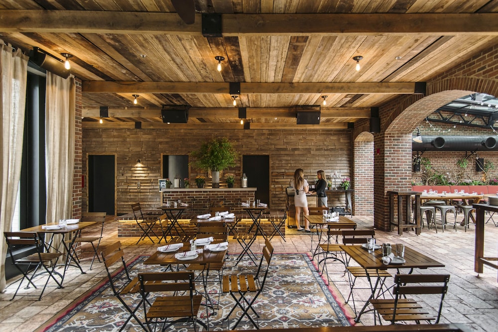 Refinery Hotel 34/48