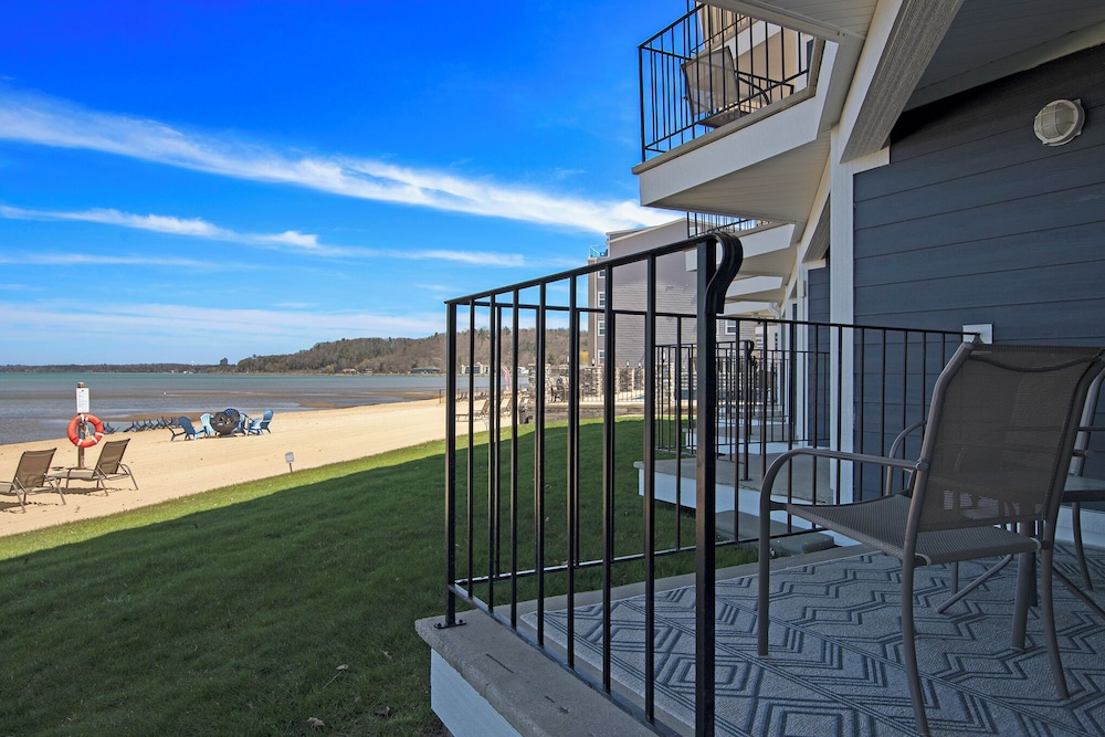 Pointes North Beachfront Hotel 69/72