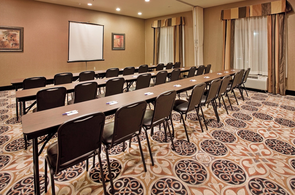 Holiday Inn Express Hotel Suites Mcpherson 57/64