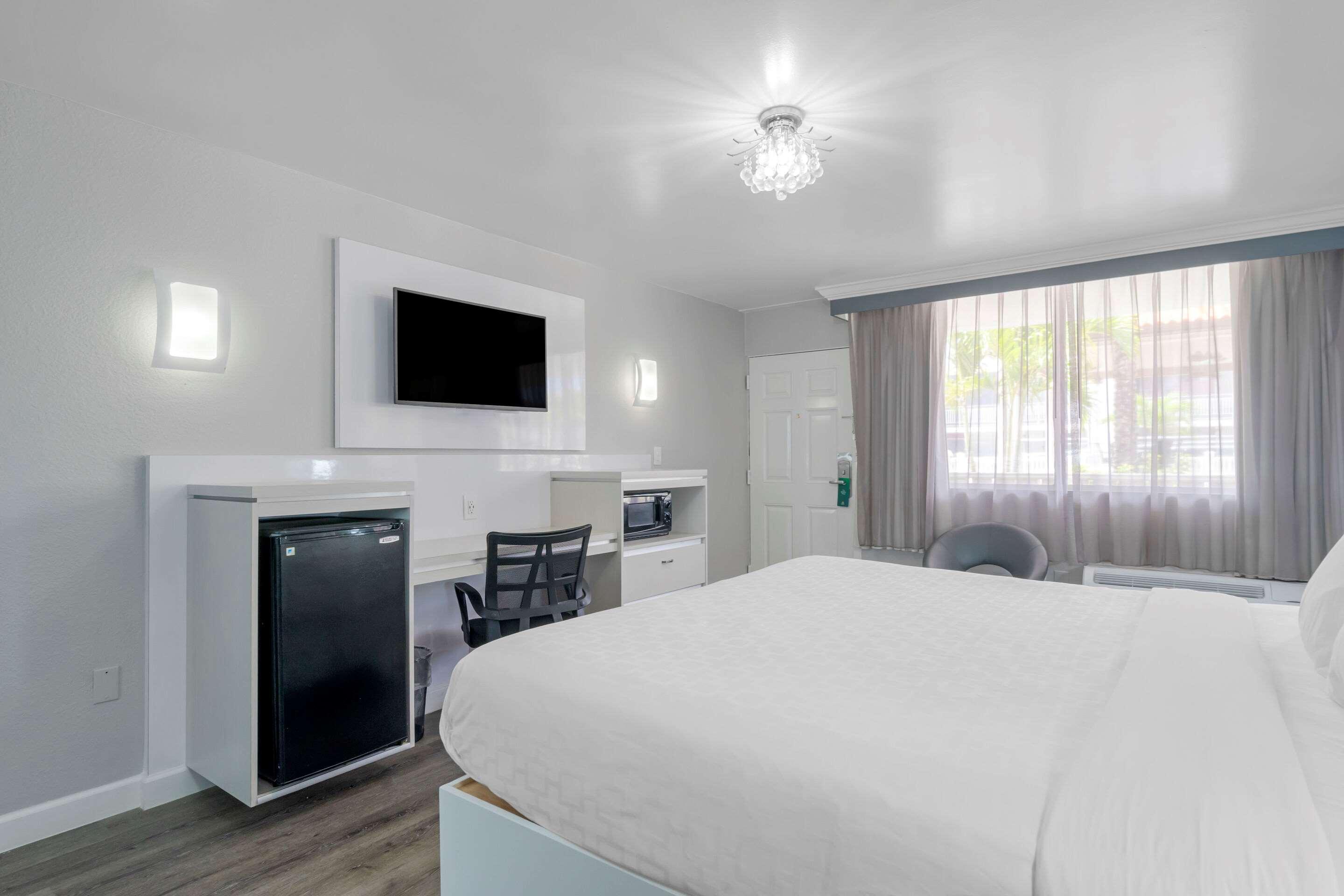 ROOM, KING BED