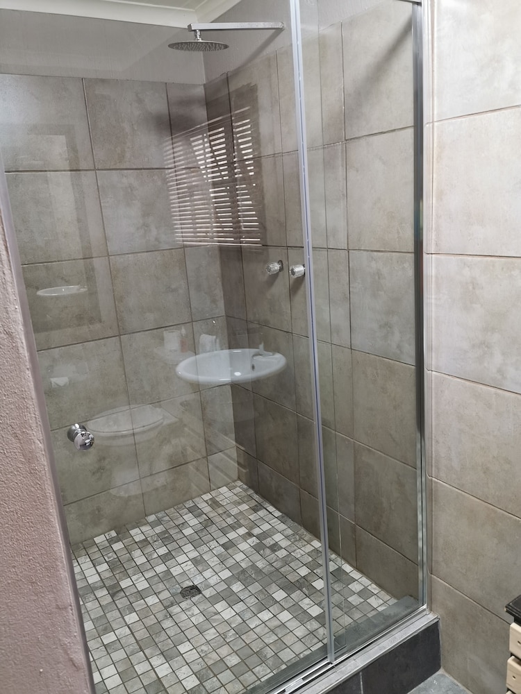 Aerotropolis Guest Lodge 49/50