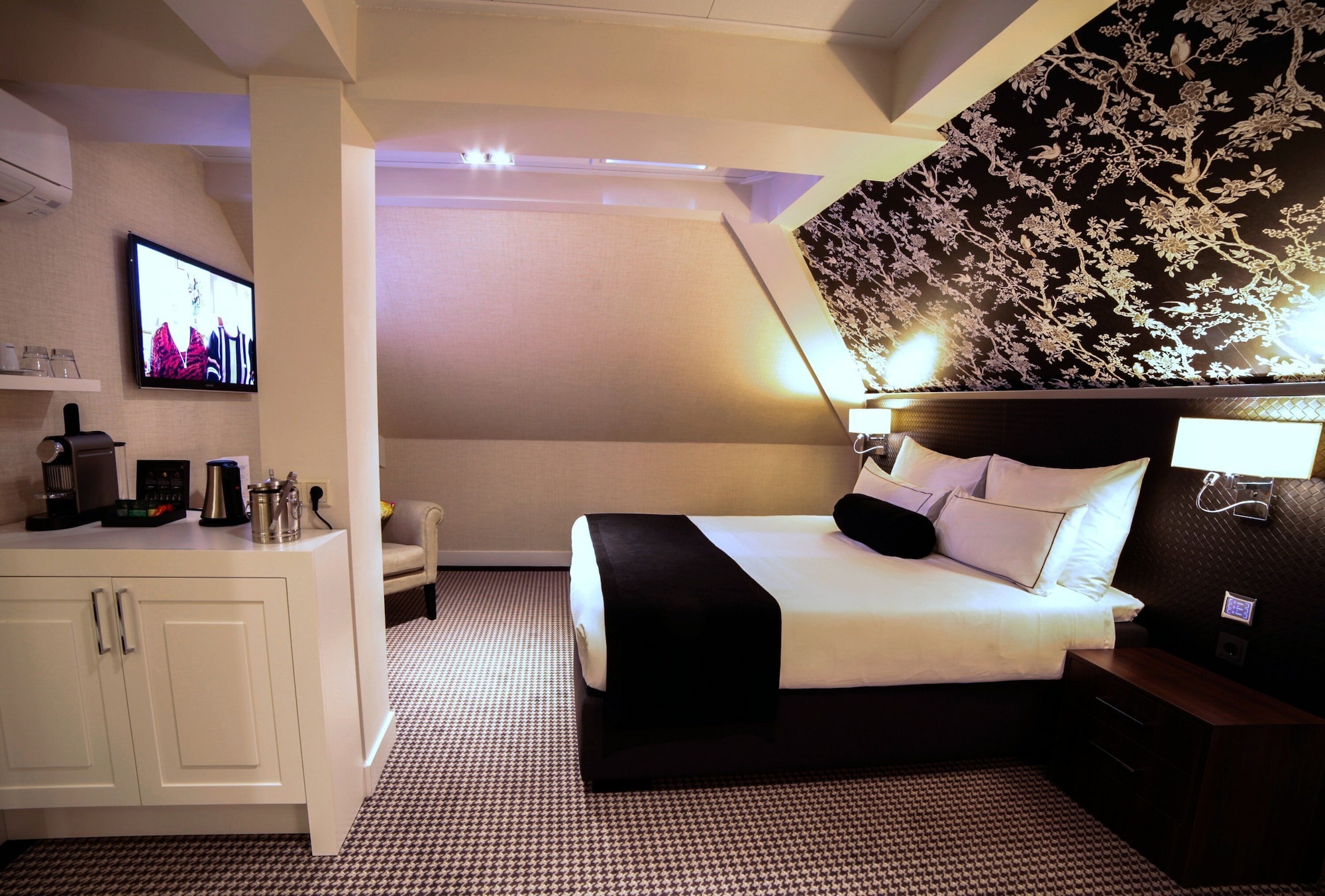 ROOM, DOUBLE BED, NO VIEW, ATTIC