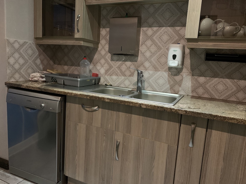 Ilanda Guest House 50/50