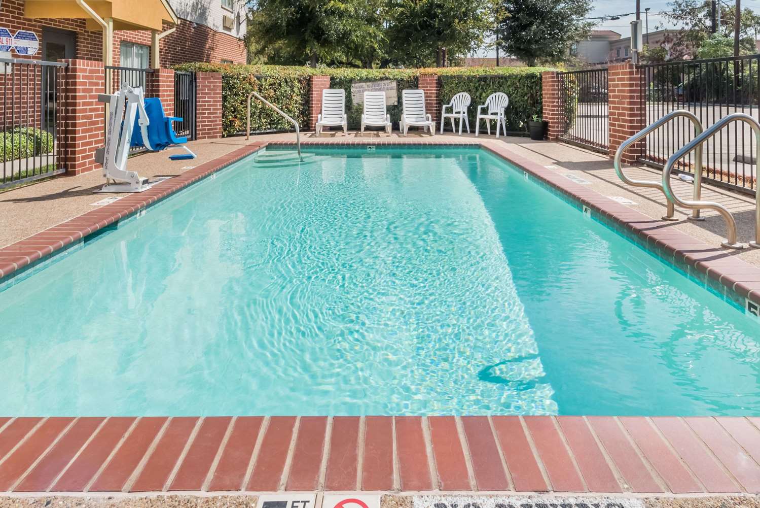 Days Inn Suites By Wyndham Dallas 13/27