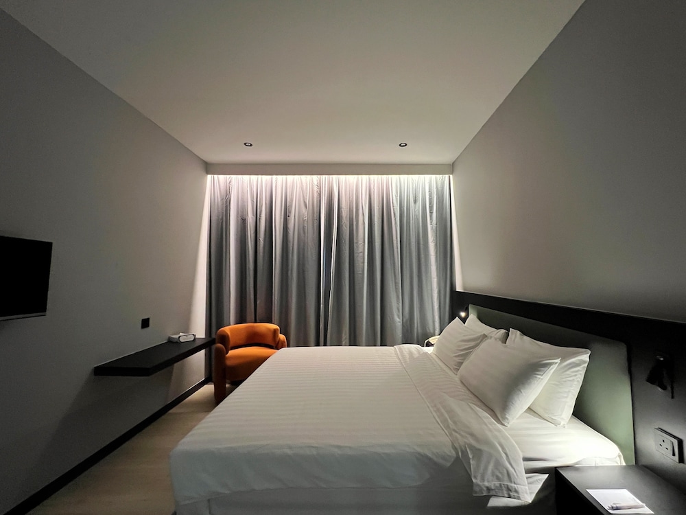RENOVATED, RUBY, KING BED
