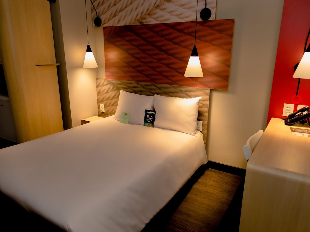 Ibis Lorena 22/61