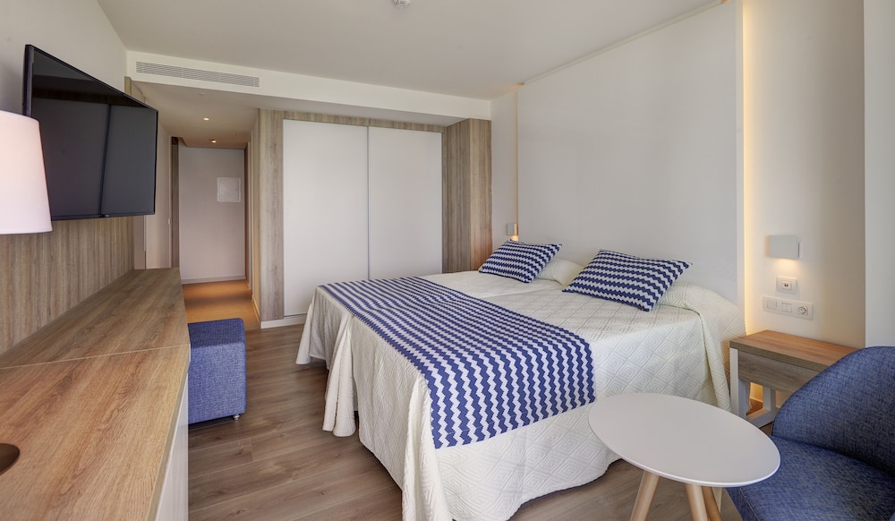 Room, 1 Double and 1 Single Bed, Pool View, Sea View