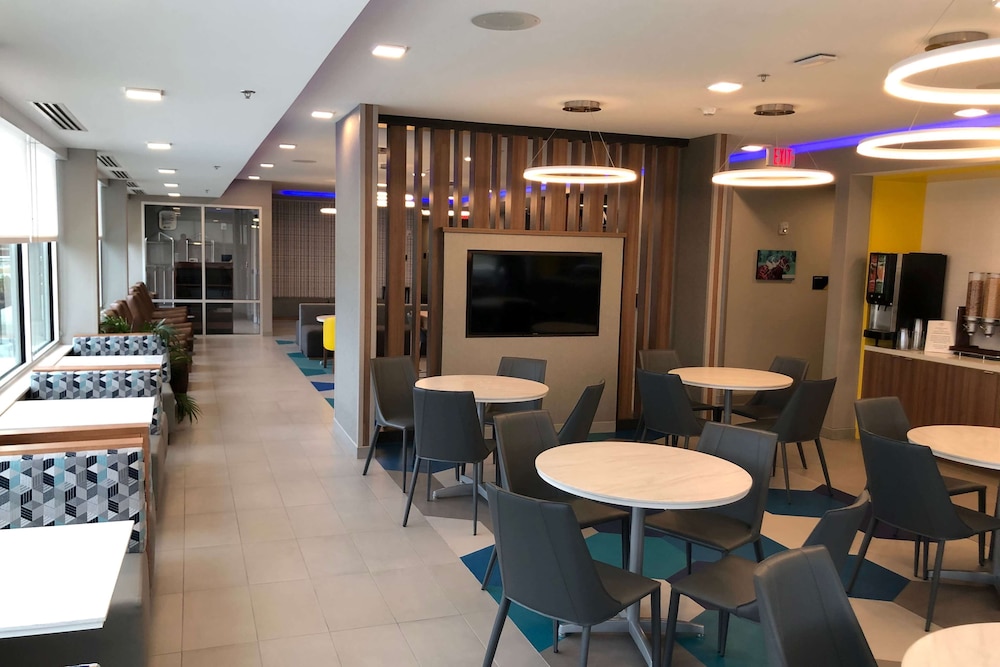 Microtel Inn and Suites by Wyndham Hot Springs 26/29