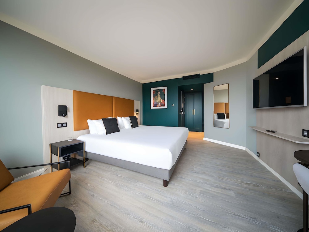 DELUXE, KING BED, PARK VIEW