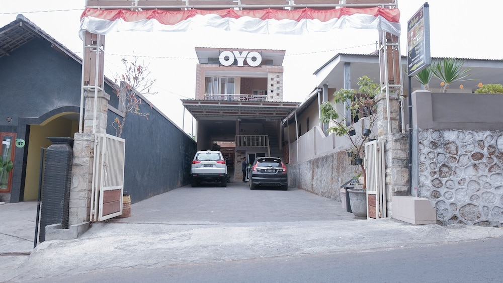 OYO 1692 Villa Akbar 3 40/48