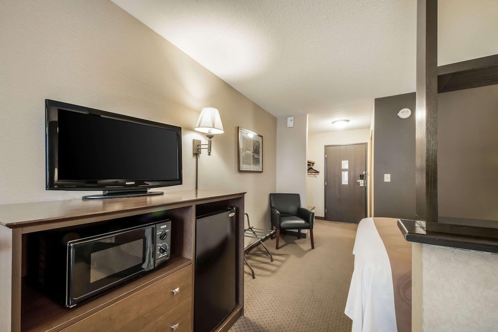 Quality Inn & Suites Newberry, MI 44/49