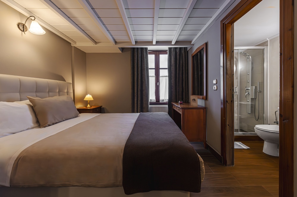 Ef Zin Studios and Suites 7/43