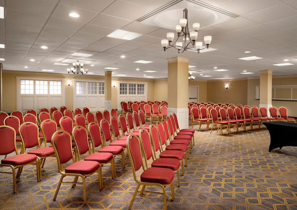 Holiday Inn Suites Boston Peabody 55/62