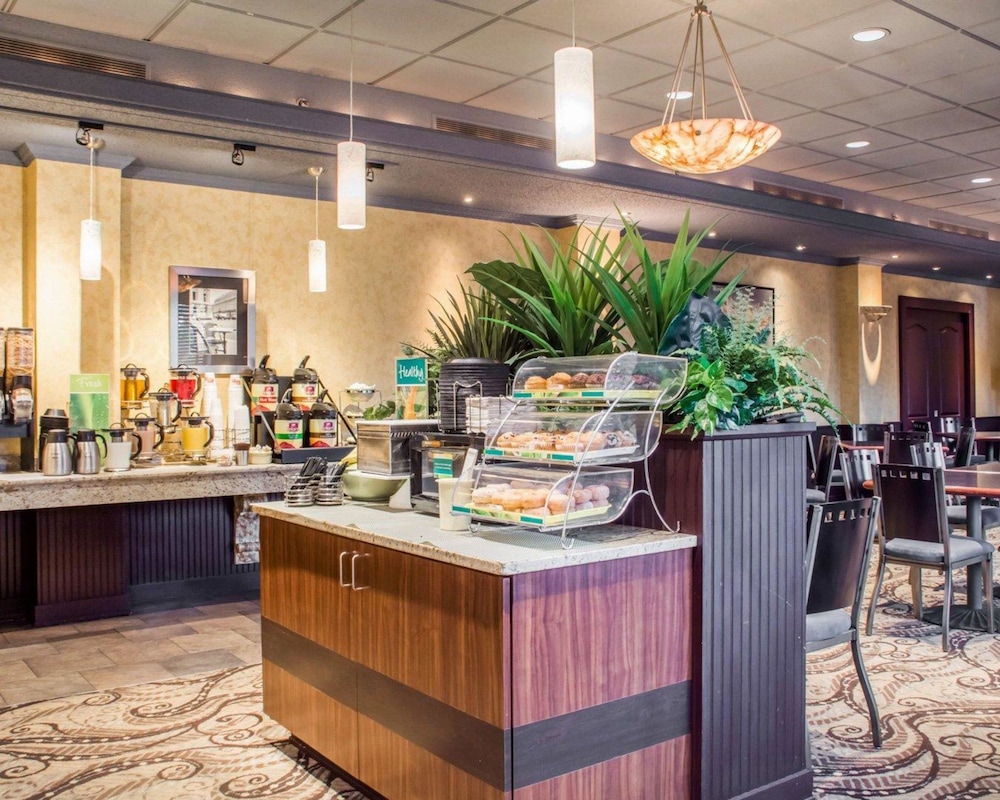 Clarion Hotel & Suites Riverfront Oswego 5/35